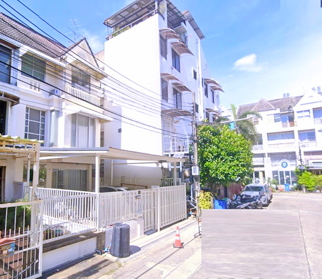 ลด50% เหลือ 24,999 B-M. ให้เช่าอาคารพาณิชย์ 3.5 ชั้น+ดาดฟ้า 18 ตร.วา. 230 ตร.ม.  เดอะซีน ทาวน์ อิน ทาวน์ 300 ม.  MRTรามคำแหง 1.7 กม.  รร.นานาชาติสิงคโปร์กรุงเทพ 400 ม. เหมาะสำหรับออฟฟิศ หรือพักอาศัย  3 นอน 3 น้ำ เดอะมอลล์ รามคำแหง 1.8 กม.ถ.ศรีวรา ประชาอุทิศ เหม่งจ๋าย  แหล่งช้อปปิ้ง เดินทางสะดวก เข้า-ออกได้หลายทาง  50% discount 24,999B-M. only Sriwara Rd. PrachaUthit Mengjai 3.5-story commercial building + rooftop for rent 18sq.wa. 230sq.m. The Scene Town in Town 300m. MRT Ramkhamhaeng 1.7 km.   400 m. from Singapore Inter Sch. Bangkok. Suitable for o