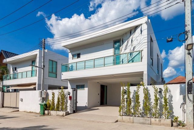 บ้านพูลวิลล่าหรู ให้เช่า 55,000 บาท/เดือน 60 ตรว. #สันทรายน้อย #สันทราย บ้าน 2 ชั้น #สไตล์โมเดิร์น บ้านในฝันที่คุณต้องการ โปร่งโล่งสบาย บรรยากาศดี ในแหล่งชุมชน #น้ำไม่ท่วม สงบ ร่มรื่น เพื่อนบ้านดีเนื้อที่ 60 ตรว.พื้นที่ใช้สอย 261 ตรม.4 ห้องนอน 3 ห้องน้ำ1 ห้องนั่งเล่น1 ห้องครัวมีโต๊ะพูล ปิงปอง สระว่ายน้ำ 4 x 4 เมตร2 ที่จอดรถจินตนาการถึงชีวิตที่สงบสุขและหรูหรา ท่ามกลางความสะดว�