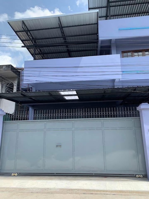 BST995 ให้เช่าและขาย อาคารพาณิชย์พร้อมโกดังและสำนักงาน สุขสวัสดิ์ 14 ใกล้ทางด่วนพระราม 2Agent คุณบัวโทร 0936464597LINE ID Bua093ค่าเช่า 40000 บาทต่อเดือนรายละเอียดทรัพย์ประเภท อาคารพาณิชย์เทียบเท่า 4 คูหา พร้อมโกดังและสำนักงานพื้นที่ใช้สอยรวม 678 ตารางเมตรอาคาร 2 ชั้น พร้อมดาดฟ้าโกดังพร้อมสำนักงาน 2 ชั้นพื้นที่สำนักงานชั้นละ 32 ตารางเมตรห้องน้ำ 2 ห้องมีลิฟท์ขนของที่จอดรถ 2 ถึง 3 คันพื้�