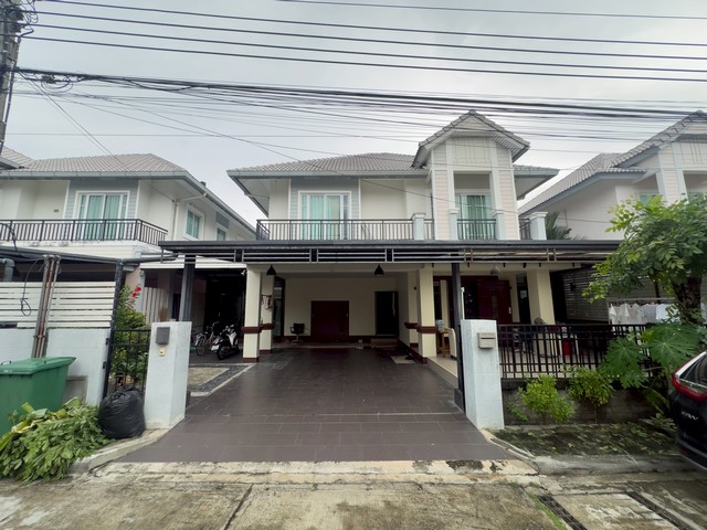  บ้านเดี่ยวหลังใหญ่ SKY ดอนเมือง – สรงประภา บนที่ดิน 55.9 ตร.วา  พื้นที่ใช้สอย 167.4 ตร.ม.  2 ชั้น 3 ห้องนอน 3 ห้องน้ำ  1 ห้องรับแขก  1 ห้องครัว  จอดรถ 2 คัน  แอร์ 3 เครื่อง จุดเด่นบ้าน บ้านขนาดใหญ่ ฟังก์ชันครบ รองรับครอบครัวอยู่สบาย ดีไซน์สวย หรู ดูทันสมัย ต่อเติมพร้อมใช้งาน เข้าอยู่ได้ทันที ทำเลคุณภาพ โซนดอนเมือง – สรงประภา เดินทางสะดวก สถานที่ใกล้เคียง รถไฟฟ้าสายสีแดง สถานีดอ�