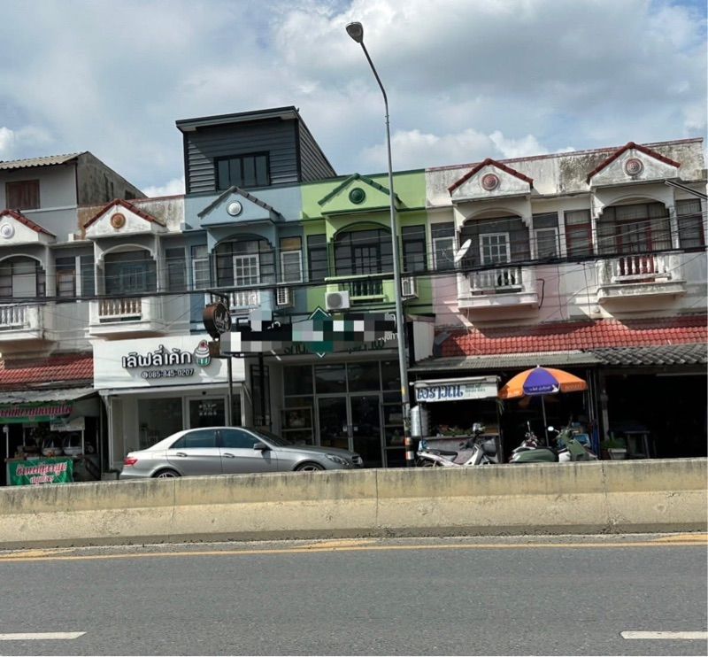 ขายอาคารพาณิชย์ 2 ชั้นครึ่ง ทำเลทอง อำเภอเมือง จังหวัดลพบุรีที่ตั้ง : ตำบลเขาสามยอด อำเภอเมือง จังหวัดลพบุรีขนาดพื้นที่ : 25 ตารางวารายละเอียดอาคารพาณิชย์ 2 ชั้นครึ่งตัวอาคารยาว โปร่ง ใช้สอยได้หลากหลายตั้งอยู่บนถนนหลัก ทำเลเศรษฐกิจสำคัญของจังหวัด2 ห้องนอน2 ห้องน้ำจุดเด่น-ทำเลดีมาก เหมาะสำหรับค้าขาย เปิดร้าน หรือทำกิจการ-การเดินทางสะดวก อยู่ในย่านชุมชน-เห