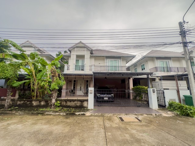 บ้านเดี่ยวหลังใหญ่ SKY ดอนเมือง – สรงประภา บนที่ดิน 55.1 ตร.วา | พื้นที่ใช้สอย 167.4 ตร.ม.  2 ชั้น | 3 ห้องนอน | 3 ห้องน้ำ | 1 ห้องรับแขก | 1 ห้องครัว | จอดรถ 2 คัน | แอร์ 3 เครื่อง จุดเด่นบ้าน บ้านขนาดใหญ่ ฟังก์ชันครบ รองรับครอบครัวอยู่สบาย ดีไซน์สวย หรู ดูทันสมัย ต่อเติมพร้อมใช้งาน เข้าอยู่ได้ทันที ทำเลคุณภาพ โซนดอนเมือง – สรงประภา เดินทางสะดวก สถานที่ใกล้เคียง • รถไฟฟ้าสายสีแดง สถา�