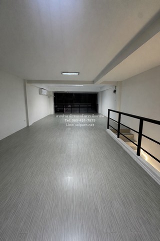 ขายอาคารพาณิชย์ 4 ชั้น ทำเลทอง รัชดา–ลาดพร้าว เหมาะสำหรับค้าขาย หรือทำออฟฟิศดีมาก อาคารอยู่ริมถนน พร้อมพื้นที่จอดรถเข้า-ออกสะดวก