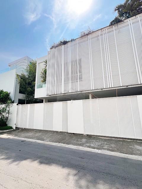 ให้เช่าบ้านเดี่ยว 3 ชั้น โครงการ VIVE เอกมัย-รามอินทรา ซอยโยธินพัฒนา 3 เลียบด่วน มีลิฟต์ในบ้าน ราคาขาย 119,000,000 บาทราคาเช่า 400,000 บาท / เดือน ( สัญญาขั้นต่ำ 1 ปี ประกัน 2 เดือน ล่วงหน้า 1 เดือน )ที่ตั้ง ถนนโยธินพัฒนา ซอยโยธินพัฒนา 3 แขวงคลองจั่น เขตบางกะปิ กรุงเทพมหานครติดต่อ : คุณภัสพงณ์ 0634098164Line : binkem22https://www.facebook.com/profile.php?id=61581484955548เนื้อที่ 132.1 ตารางวา พื้นที่ใช้สอย 801 ตารางเมตร จำนวน 3 ชั้น 4 ห้องน�