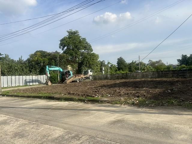 ขายที่ดินเปล่า เนื้อที่ 119.5 ตารางวา ในหมู่บ้านแฮปปี้เพลสพาร์ค ถนนเจ้าคุณทหาร ลาดกระบัง ใกล้สนามบินสุวรรณภูมิราคาขาย 2,890,000 บาท ( ฟรีโอน ) ( ราคา 24,000 บาท / ตร.ว.)ที่ตั้ง ถนนเจ้าคุณทหาร แขวงคลองสามประเวศ เขตลาดกระบัง กรุงเทพมหานครติดต่อ : คุณภัสพงณ์ 0634098164Line : binkem22https://www.facebook.com/profile.php?id=61581484955548เนื้อที่ 119.5 ตารางวา หน้ากว้าง 23 ลึก 20 เมตรหน้าที่ดินหันทิศเหนือ เหมาะสำหรับซื้อเก็บ หรือสร้าง�