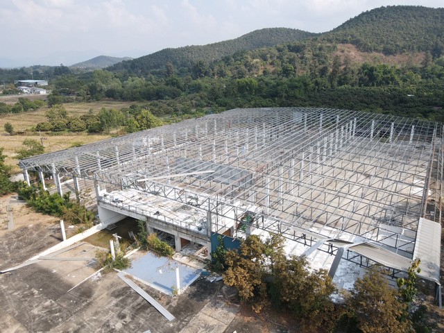 ขายโกดังลำพูน (As-is) ราคาพิเศษ  ที่ดิน 8-2-23 ไร่ อาคารใหญ่ ใกล้นิคม  เพียง 25 ล้านบาท รายละเอียดทรัพย์สินเนื้อที่ดิน: 8 ไร่ 2 งาน 23 ตร.ว.อาคารโรงงาน (ขายตามสภาพ):ชั้น 1 พื้นที่ใช้สอย 6,683 ตร.ม.ชั้น 2 พื้นที่ใช้สอย 288 ตร.ม.มูลค่าค่าก่อสร้างและพื้นรั้ว: รวมประมาณ 19 ล้านบาทโครงสร้างและพื้นที่เพิ่มเติม:ถนนคอนกรีตล้อมรอบอาคารรั้วคอนกรีตเสริมเหล็ก รอบพื้นที่ยาว ~460 ม.ลานจอดรถและถนนคอน