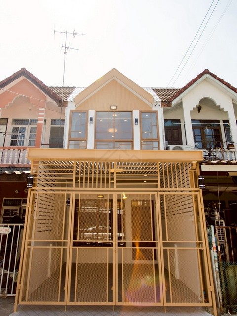 ขายทาวน์เฮ้าส์ 2 ชั้น 16 ตร.วา นวมินทร์ 135 รีโนเวทใหม่ทั้งหลังสไตล์ญี่ปุ่น ใกล้ตลาดปัฐวิกรณ์  *** ราคาพิเศษ 2.79 ล้านบาท พร้อมโอนติดต่อ:: คุณชยา โทร/ID Line:: 0942823961   Link Line:: https://line.me/ti/p/3xFA1An8Kcรหัส# T25-926ทาวน์เฮ้าส์ 2 ชั้น นวมินทร์ 135 รีโนเวทใหม่ทั้งหลังสไตล์ญี่ปุ่น - ขนาด 16 ตร.ว- 2 ห้องนอน - 2 ห้องน้ำ- 1 โถง- 1 ครัว - จอดรถในบ้าน 1 คัน- รีโนเวทใหม่ทั้งหลัง งานมีเนียมลายไม้สวยๆ กับพื้น spc อย่างดี- แล้วทำเลน่�