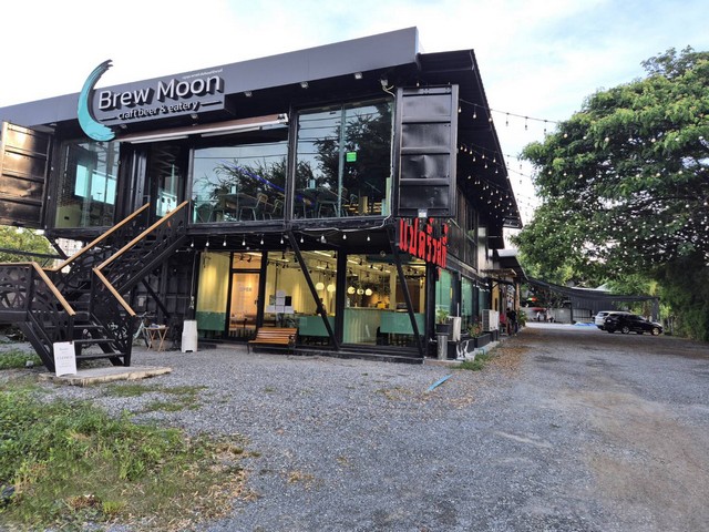  พื้นที่ให้เช่า! สำหรับเปิดร้านอาหาร ทำเลทองใจกลางย่านบางนา(Brew Moon ชั้น2 ตั้งอยู่บนร้านแปดริ้วสุกี้)  ทำเลสุดฮิต ใกล้สนามบิน สนามกอล์ฟ และสถานที่สำคัญหลายแห่ง เหมาะสำหรับผู้ประกอบการที่ต้องการขยายธุรกิจร้านอาหารในย่านที่มีการเติบโตของประชากรอย่างรวดเร็ว รับประกันคนพลุกพล่าน การค้าขายคึกคักตลอดทั้งวัน! รายละเอียดพื้นที่ : •ขนาดพื้นที่ : 12 x 17 เมตร •ค่าเช่า