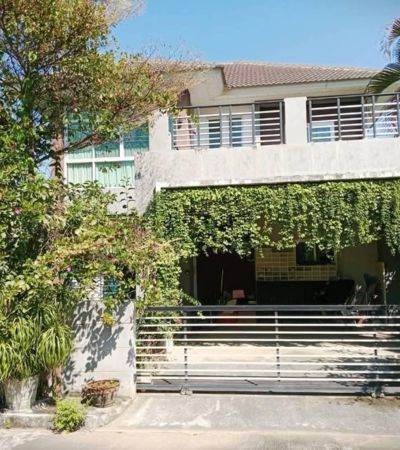 ขาย 5.99 ล้านบาท*หมู่บ้านแสนสราญ (Modchic)บ้านสวยอยู่เองจริง ต่อเติมครบ แปลงไม่ติดใคร 2 ฝั่งพื้นที่กว้าง ใช้งานได้จริง (เจ้าของย้ายไปอยู่ต่างจังหวัด อยู่ระหว่างขนย้าย)___รายละเอียดบ้าน• บ้านเดี่ยว แปลงมุม• เนื้อที่ 75.4 ตร.วา• พื้นที่ใช้สอย 221 ตร.ม.• 4 ห้องนอน• 3 ห้องน้ำ• 1 ห้องกิจกรรม / ห้องอเนกประสงค์• 2 ห้องครัว (ครัวไทย + ครัวฝรั่ง)• ต่อเติมเต็มพื้นที่ บ้านโปร่ง อยู่สบาย___จุ�