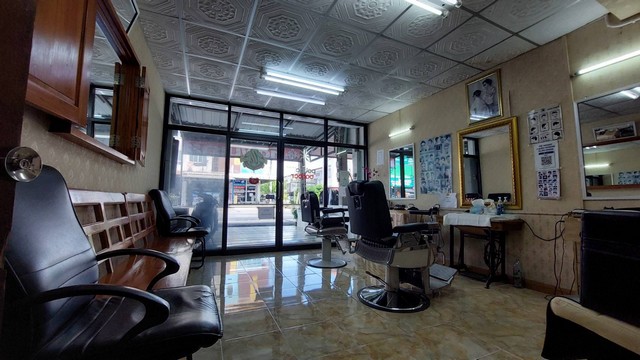 ขายทาวน์เฮ้าส์ 2 ชั้น เจ้าของขายเอง ทำเลค้าขายได้ใจกลางเมืองนครปฐมที่ตั้ง :  ตำบลสนามจันทร์ อำเภอเมืองนครปฐม นครปฐม 73000ขนาดพื้นที่ : รายละเอียดทรัพย์ทาวน์เฮ้าส์ 2 ชั้น2 ห้องนอน | 2 ห้องน้ำสภาพพร้อมใช้งานหน้าบ้านกว้าง เหมาะค้าขาย / เปิดกิจการมีที่จอดรถราคาเพียง 1.8 ล้านบาท (เจ้าของขายเอง)ทำเลดี อำเภอเมืองนครปฐม หมู่บ้านลำพยาธานีอยู่ติดถนน เดินทางสะดวก เหมาะสำหร