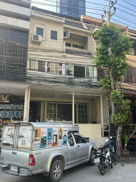 ให้เช่าโฮมออฟฟิศ 4 ชั้น 360 ตรม. ติดถนนทวีมิตร พระราม 9 ซอย 7 ใกล้แยก อสมท. ใกล้ MRT พระราม 9 ตกแต่งพร้อมใช้ - เช่าทั้งอาคาร: 100,000 บาท/เดือน ( จดทะเบียนบริษัท: 110,000 บาท/เดือน) - เช่าชั้น 1–2 ( 3 ห้องใหญ่ 3 ห้องน้ำ) : 55,000 บาท/เดือน- เช่าชั้น 3–4 (4 ห้องนอน + 1 ห้องนั่งเล่น, 2 ห้องน้ำ):  55,000 บาท/เดือน- เฉพาะชั้น 1 เหมาะเปิดร้านค้า: 35,000 บาท/เดือนติดต่อ:: คุณชยา โทร/ID Line:: 0942823961   Link Line:: https://line.me/ti/p/3xFA1An8Kcรหัส# T25-930โฮมออฟฟิศ 4 ชั้