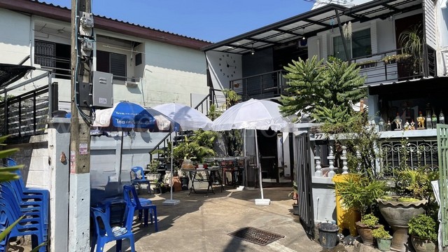 รหัสทรัพย์ 6272ทาวน์เฮ้าส์ เลิศอุบล 4 - ซอย นาคนิวาส 48 ลาดพร้าว หลังริมที่ตั้ง :&nbsp;ซอยนาคนิวาส แขวงลาดพร้าว เขตลาดพร้าว จังหวัดกรุงเทพมหานคร 10230รายละเอียดทรัพย์&nbsp;- ทาวน์เฮ้าส์ 2 ชั้น เนื้อที่ 37&nbsp;ตารางวา พื้นที่ใช้สอย 120&nbsp;ตารางเมตร- 2 ห้องนอน, 2&nbsp;ห้องน้ำ, 1&nbsp;ห้องครัว, 1 ห้องนั่งเล่น, 2 ที่จอดรถ- ตกแต่งใหม่เมื่อ 3 ปีที่แล้ว ด้านข้างต่อเติมเต็มพื้นที่สามารถทำเป็นที่เก็บสินค�