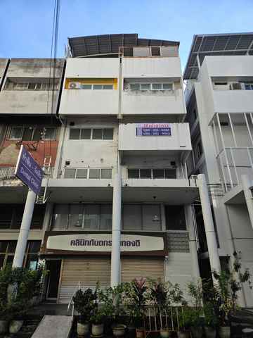 ให้เช่าอาคารพาณิชย์ สุขุมวิทพลัส 1 ถนนสุขุมวิท พระโขนง ขนาด 96 ตร.ม. ใกล้ BTS พระโขนง ราคา 100,000 บาท/เดือนอาคารพาณิชย์ให้เช่า ทำเลสุขุมวิทพลัส 1 เข้าจากถนนสุขุมวิทไม่เกิน 100 เมตร อยู่ห่างสถานี BTS พระโขนงประมาณ 200 เมตร เดินทางสะดวก ซอยสามารถออกได้หลายทาง พื้นที่ภายในโล่ง ไม่มีการกั้นห้อง เหมาะสำหรับทำออฟฟิศ คลินิก ร้านค้า หรือธุรกิจบริการ มีที่จอดรถรองรับ เหมาะสำหรั�