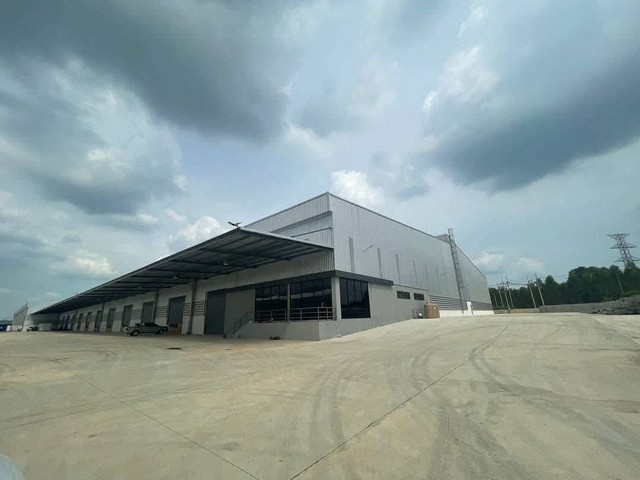 #ให้เช่าโรงงาน/โกดัง 22,400 ตรม. เขาคันทรง ศรีราชา จ.ชลบุรี #ผังสีม่วงลาย เนื้อที่ดิน 25 ไร่  ขนาดโรงงาน 22,400 ตรมราคาเช่า 160 บาท /ตร.ม.     สัญญาเช่า 3 ปี     ประกัน 3 เดือน     ล่วงหน้า 1 เดือนโกดังใหญ่ สวย สะอาด ด้านหน้าติดถนนคอนกนีตถนนกว้าง 8 เมตร รถเทรลเลอร์ วิ่งเข้าออกสะดวกมีพื้นที่ใช้สอยด้านนอกกว้างขวางสามารถจอดรถได้หลายคันอยู่ใจกลางแหล่งนิคมอุตสาหกรรมสามารถผลิตได้ ขอใบ ร�