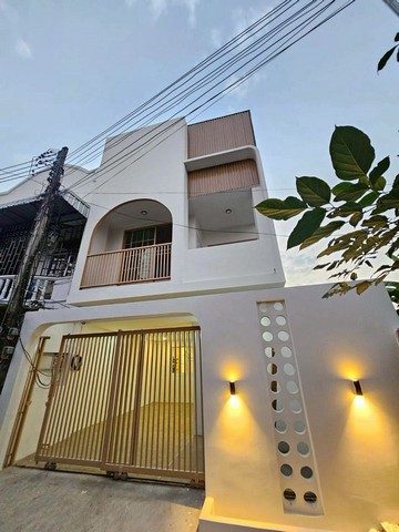 โซนช้างเผือก ขายเพียง 2.49 ล้าน ทาวน์เฮ้าส์ 2 ชั้น #รีโนเวทใหม่ สไตล์ #Muji #Modern ฟังก์ชันครบ ใช้พื้นที่คุ้มค่าในทุกมุม ทำเลดีเยี่ยม #หิ้วกระเป๋าพร้อมเข้าอยู่ได้เลยพื้นที่ดิน: 21.16 ตร.ว.พื้นที่ใช้สอย: 120 ตร.ม. รายละเอียด: 2 ห้องนอน (ห้องน้ำในตัวทุกห้อง) 3 ห้องน้ำ จอดรถในบ้านได้ 1 คัน รีโนเวทใหม่หมดทั้งหลัง (รวมระบบน้ำ–ไฟ) ฟรี! เตาไฟฟ้า + ทีวีพร้อมตู้วางทีวี ราคาเพียง 2.49 ล้านบาทเท�