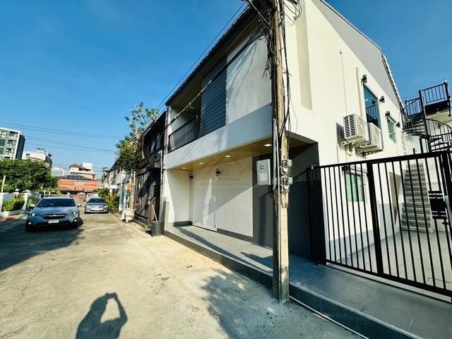 PB5949ให้เช่า บ้าน 2 ชั้น หลังมุม หมู่บ้านอยู่เจริญ779 ซอยรัชดา 18 บ้านสวยตกแต่งใหม่ บ้านสวยตกแต่งใหม่ เฟอร์นิเจอร์ครบพร้อมอยู่ติดต่อ คุณปอ : 061 619 8565ID line: 061 619 8565แอดไลน์กดที่ลิงค์นี้ได้เลยครับ : https://line.me/ti/p/zu0mm-ozFXติดต่อ คุณบิว : 081 252 3279 ID line: 061 787 9691แอดไลน์กดที่ลิงค์นี้ได้เลยครับ : https://line.me/ti/p/SR5Ehdv_q-ราคาเช่า 99,000 บาท/เดือน ประกัน 3 เดือน ล่วงหน้า 1 เดือนบ้าน 2 ชั้น หลังมุม หมู่บ้านอยู่เจริญ 779 ซอยรัชดา 18-