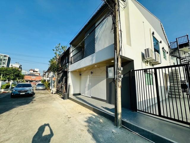 ให้เช่าบ้าน 2 ชั้น หมู่บ้านอยู่เจริญ 779 ถนนรัชดาภิเษก ซอย 18 ตกแต่งใหม่ เฟอร์นิเจอร์ครบพร้อมอยู่*** ราคาเช่า 99,000 บาท/เดือน ประกัน 3 เดือน ล่วงหน้า 1 เดือนติดต่อ คุณช่อผกา 0616198565 LINE 0616198565หากไม่รับสาย รบกวนขอความกรุณาลูกค้า @line ทิ้งรูปและข้อมูลไว้นะคะhttps://line.me/ti/p/zu0mm-ozFXบ้าน 2 ชั้น หลังมุม หมู่บ้านอยู่เจริญ 779 ซอยรัชดา 18- ขนาด 36 ตรว.- พื้นที่ใช้สอย 300 ตรางเมตร- 3 ห้องนอนใหญ่ ( มีเก้าอี้นวด 1 ห�