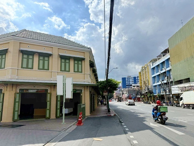 ย่านเยาวราช แหล่งธุรกิจ ให้เช่าอาคารพาณิชย์ 2 ชั้น 3คูหา (เฉพาะด้านล่าง) MRT วัดมังกร 800 ม.30 ตร.วา.120 ตร.ม. ม.เทคโนโลยีราชมงคลรัตนโกสินทร์ 750 ม.คนพลุกพล่าน เดินทางสะดวก ไชน่าทาวน์ เยาวราช 700 ม. ทำเลดี 99,999 B-M. รพ.กลาง 800 ม. ถ.เยาวราชChinatown Yaowarat 700 m. good location 99,999 B-M. Central Hospital 800 m. MRT Wat Mangkon 800 m. Commercial building for rent 2-storey 3Units only ground floor 30 sq.wa. 120 sq.m. Rajamangala University of Technology Rattanakosin 750 m. Yaowarat area business area crowded convenient transportation  Yaowarat Rd. ถ.เยาวราช  จักรวรรดิ์ เจริญกรุง จักรว�