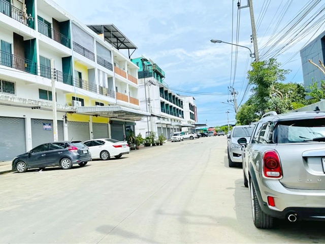 บิ๊กซี พระราม2 1.9กม. ให้เช่าตึกแถว 3.5 ชั้น พร้อมชั้นลอย ดาดฟ้า อาคารโล่ง กว้าง 16 ตร.วา. 210 ตร.ม. รร.วัดสะแกงาม 900 ม.  ซ.สะแกงาม  แหล่งชุมชน  เหมาะทำธุรกิจ อุตสาหกรรม โกดัง 2 นอน 1 น้ำ 9,999 B-M.ไทยพันธุ์แท้สะแกงาม 1.6 กม.หาของกินง่าย เดินทางเข้า-ออกได้หลายทาง BigC Rama2 1.9km. 3.5-story shophouse for rent with mezzanine and rooftop. Open space 16 sq.wa. 210 sq.m. Wat Sakae Ngam School 900 m. Soi Sakae Ngam 28-32. Community area suitable for business industry or warehouse. 2 bed 1 bath 9,999 B-M. Thai Phanthae Sakae Ngam 1.6 km. Easy access to food and multiple transportation routes.ทางด่วน�