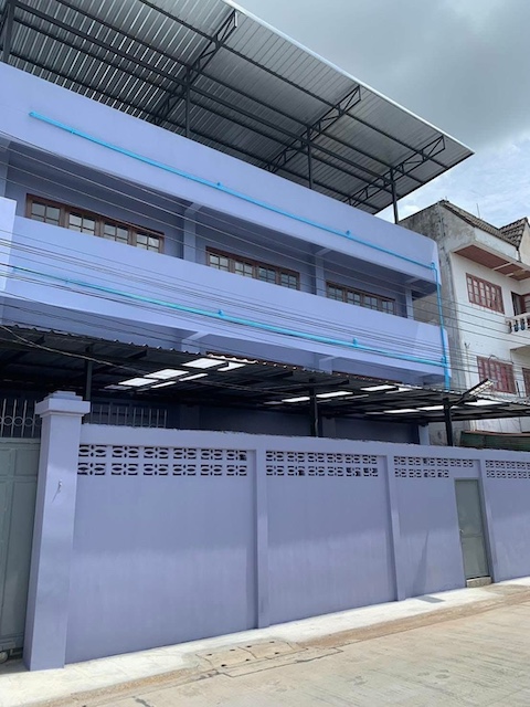 BST995 ให้เช่าและขาย อาคารพาณิชย์พร้อมโกดังและสำนักงาน สุขสวัสดิ์ 14 ใกล้ทางด่วนพระราม 2Agent คุณบัวโทร 0936464597LINE ID Bua093ค่าเช่า 40000 บาทต่อเดือนรายละเอียดทรัพย์ประเภท อาคารพาณิชย์เทียบเท่า 4 คูหา พร้อมโกดังและสำนักงานพื้นที่ใช้สอยรวม 678 ตารางเมตรอาคาร 2 ชั้น พร้อมดาดฟ้าโกดังพร้อมสำนักงาน 2 ชั้นพื้นที่สำนักงานชั้นละ 32 ตารางเมตรห้องน้ำ 2 ห้องมีลิฟท์ขนของที่จอดรถ 2 ถึง 3 คันพื้�