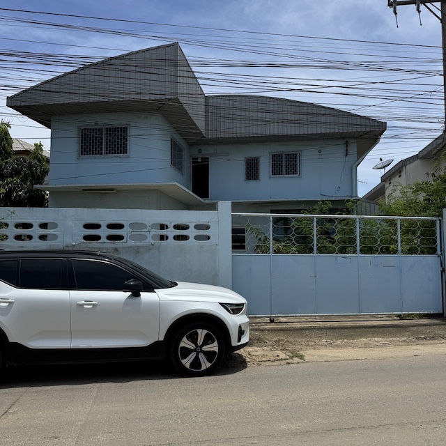 BST990 ให้เช่าโกดังราคาถูกมาก ย่านพระราม 2 พื้นที่ขนาดใหญ่ ใกล้ทางด่วน พร้อมที่พักอาศัยAgent คุณบัวโทร 0936464597LINE ID Bua093ค่าเช่า 65000 บาทต่อเดือนรายละเอียดทรัพย์ประเภท โกดัง คลังสินค้า พร้อมที่พักอาศัยพื้นที่ใช้สอยรวม 930 ตารางเมตรอาคาร 2 ชั้นห้องนอน 4 ห้องห้องน้ำ 12 ห้อง แยกเป็นสัดส่วน รองรับพนักงานจำนวนมากห้องโถงขนาดใหญ่ เหมาะจัดเก็บสินค้า หรือทำออฟฟิศพื้นที่แบ่งเป็นสัดส