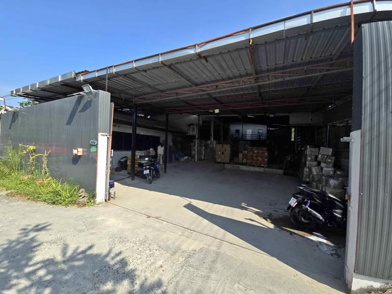 CH1138 ให้เช่าโกดัง 450 ตรม ย่ายสาย 2 สาย 3 บรนราชชนนี ศาลาธรรมสพน์ให้เช่าโกดัง ใกล้สาย 2 กับสาย 3มีอ๊อฟฟิต พร้อมห้องพักคนงาน 4 ห้อง (มีห้องน้ำ4ห้อง)ขนาด 450 ตรมหน้าโกดังจอดรถได้ 6 คันใ นโกดังจอดได้ 3 คันราคา 35,000 บาทต่อเดือนติดต่อ ชาญนะครับ 0945695997ที่ตั้ง ศาลาธรรมสพน์ ทวีวัฒนา กรุงเทพมหานครติดต่อ : คุณชาญ 0945695997Line : chabubarhttps://line.me/ti/p/paD81upSuMPL. Real Estate Brokerhttp://www.kaibaanteedin.comบริการรับฝากขาย คอนโด บ้าน ที่ดิน ออ�