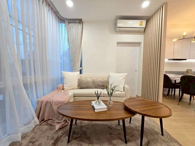 #S-0059คอนโดแต่งครบ พื้นที่ใหญ่ อยู่สบาย ทำเลดีใกล้สนามบินสุวรรณภูมิอยากมีคอนโดเป็นของตัวเอง ทำเลดี ใกล้เมือง แต่ไม่อยากเริ่มจากห้องโล่งหลายคนเจอห้องราคาดีแต่ต้องรีโนเวทเพิ่ม เสียทั้งเวลาและงบที่ควบคุมยากถ้าคุณกำลังมองหาคอนโดที่ “ซื้อแล้วอยู่ได้เลยจริง ๆ” ห้องนี้ตอบโจทย์มากคุณจะได้พื้นที่ใช้ชีวิตที่กว้าง อยู่สบาย ไม่อึดอัดห้องตกแต่งใหม่ทั้งชุด �