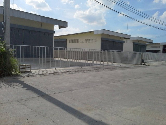 RKJ354ให้เช่าโกดัง ซอย สมาคมชาวใต้ พุทธมณฑสาย 2 ศาลาธรรมสพน์ ทวีวัฒนา พื้นที่ใช้สอย  1,000 ตารางเมตร มีออฟฟิศในตัว ห้องน้ำ2ห้อง สนใจติดต่อคุณเจี๊ยบ 092-851-6969Line:keti2522ราคาเช่า  150,000 บาท/เดือน มัดจำ3เดือน (เงินประกัน ) ล่วงหน้า1เดือน สัญญาขั้นต่ำ3 ปีสุขาภิบาลบางระมาด พุทธมณฑสาย 2 แขวงศาลาธรรมสพน์ เขตทวีวัฒนา กรุงเทพมหานคร 10170มีรปภ. 24 ชม. พร้อมด้วยCCTVสถานีใกล้เคียงและการเดินทาง :- ใกล้พ�