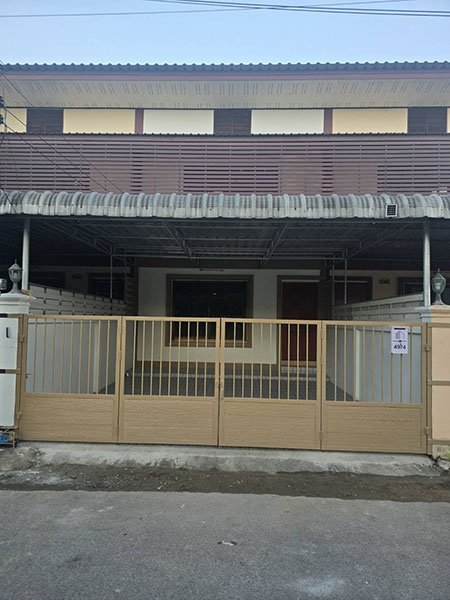 ขายทาวน์เฮ้าส์  รีโนเวทใหม่ 3 นอน 1 น้ำ ใกล้ศูนย์ราชการ จ.เชียงใหม่ 2กม.(7นาที ) ,  ขาย 1.699 ลบ. โอนคนครึ่งค่ะ ที่ดิน 26.3 ตรว. พื้นที่ใช้สอย ..96.. ตรม.กว้างๆคุ้มๆ ราคาเท่าคอนโด ฟังชั่นได้บ้านมีพื้นที่จอดรถในรั้วบ้านส่วนตัว ถนนการเดินทางง่าย เป็นซอยวนไม่ตัน ใกล้ร้านอาหารร้านขายของ, โลตัสเอ็กเพรส ,7-11พิกัด :  ต.ช้างเผือก  อ.เมือง จ.เชียงใหม่ราคาขาย : 1,699,000  บาท ค่าโอนคนครึ่งค่ะสถานท�