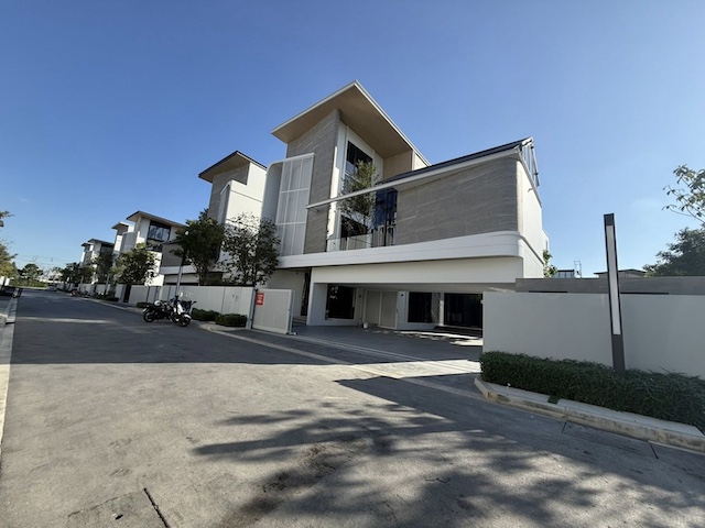 BH3829 ให้เช่าบ้านเดี่ยวหรู VIVE New Krungthep Kreetha 3 ชั้น พร้อมลิฟต์และสระว่ายน้ำส่วนตัว ใกล้ Brighton CollegeAgent คุณบัวโทร 0936464597LINE ID Bua093ราคาเช่า700000 บาทต่อเดือนรายละเอียดทรัพย์ประเภท บ้านเดี่ยวหรูให้เช่าโครงการ VIVE New Krungthep Kreethaจำนวนชั้น 3 ชั้นขนาดที่ดิน 150 ตารางวาพื้นที่ใช้สอย 750 ตารางเมตรห้องนอน 5 ห้องห้องน้ำ 6 ห้องลิฟต์ส่วนตัว Mitsubishiสระว่ายน้ำส่วนตัวที่จอดรถ 5 คันจุดเด่นของทรัพย์บ้านเดี่ยวระดับ Ultr