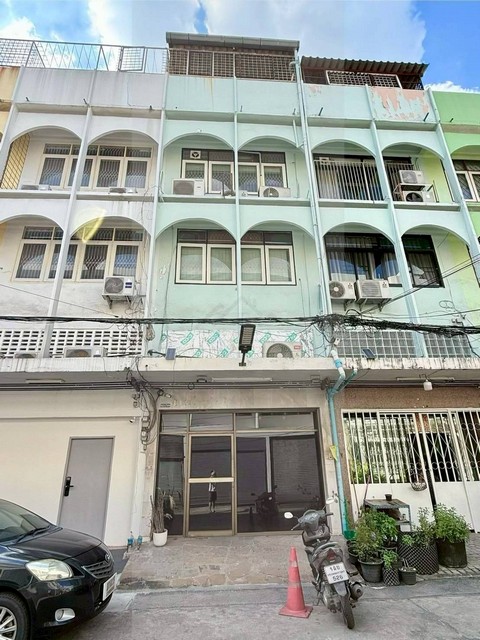 ให้เช่าอาคารพาณิชย์ 4 ชั้น รวมชั้นลอย ทำเลทอง ย่านพระราม 9 - รัชดา ซอยทรัพย์ธานี ดินแดง สามารถรีโนเวตตกแต่งได้*** ราคาเช่า 27,000 บาท/เดือน ( เช่า 3 ปี 25,000)ติดต่อ:: คุณชยา โทร/ID Line:: 0942823961   Link Line:: https://line.me/ti/p/3xFA1An8Kcรหัส# T25-914อาคารพาณิชย์ 4 ชั้น รวมชั้นลอย -- พื้นที่ใช้สอยกว่า 200 ตารางเมตร-- หน้ากว้าง 4 เมตร -- กั้นไว้แล้วเป็นออฟฟิศ 3 ห้อง 3 ห้องน้ำ -- ชั้นล่างสุดทำเป็นออฟฟิศใหญ่ได้  -- สามารถรีโนเวตตกแ�