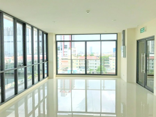 BTS สะพานตากสิน 1.6 กม.เจริญราษฎร์  สาทร ให้เช่าสำนักงาน 7 ชั้น แบ่งให้เช่าแยกเป็นชั้นๆ  115 ตร.ม. 29 ตร.วา. รร.นานาชาติโชรส์เบอรี กรุงเทพฯ 1.4 กม. ย่านสาทร พระราม 3 ทำเลดี ขนส่งสะดวก  เหมาะสำหรับธุรกิจใหม่ SME  2 น้ำ 1 นอน 34,999 B-M. วนิลามูน 700 ม. ถ. เจริญราษฎร์ วี เค บิว ดิ้งCharoenRat Sathorn-Rama3  BTS Saphan Taksin 1.6 km. 7-story office building for rent divided into individual floors of 115 sq.m. 29 sq.wa. Shrewsbury International School Bangkok 1.4 km. area prime location with convenient transportation ideal for new businesses and SMEs. 2 bath 1 bed 34,999 B-M. Vanilla Moon 700 m Charoen Ra