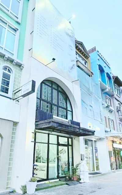 BTSอุดมสุข 800ม.รร.นานาชาติกลอรี่สิงคโปร์ 600 ม. 6 นอน 8 น้ำ ทำเลดี ริมถนนสุขุมวิท ให้เช่าอาคารพาณชิย์ 5ชั้น 26ตร.ว. 520ตร.ม.  เหมาะทำโฮสเทล สำนักงาน จัดแสดงสินค้า ร้านกาแฟ 58,999 B-M. ไบเทค บางนา 2.4 กม. ถ.สุขุมวิท บางนา-ตราด BTS UdomSuk 800m. 5-story commercial building for rent 26sq.wa. 520sq.m. 600m. from Glory International School Singapore Soi 18. 6bed 8bath Excellent location on Sukhumvit Road. Suitable for hostel office showroom or coffee shop. 58,999 B-M. 2.4 km. from BITEC Bangna Sukhumvit Road. Bangna-Trat แยกทุ่งสาธิต-อุดมสุขถ.สุขุมวิท บางนา-ตราด แขวงบางจาก เขต�