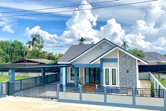 ขายบ้านเดี่ยว Home369 ราคา 1.99 ลบ. ดอนแก้ว สารภี เชียงใหม่ น้ำไม่เคยท่วมราคาเริ่มต้น เพียง 1.99 ลบ. !สารภี ดอนแก้ว เชียงใหม่.Home369.*ราคานี้สุดคุ้ม บ้านหลังใหญ่มาก ผ่อนถูกกว่าเช่า*เข้าซอยไม่ลึก ถนนหน้าบ้านกว้าง 6 เมตร*ขายต่ำกว่าราคาประเมิน บ้านหลังใหญ่ จัดสรรพื้นที่ใช้สอยอย่างลงตัว มาพร้อมกับของแถม ฟรี ฟรี ฟรี มากกว่า 10 อย่าง.รายละเอียดตัวบ้าน- ที่ดินขนาด 52-56 ตรว.- พื้นที่ใช�