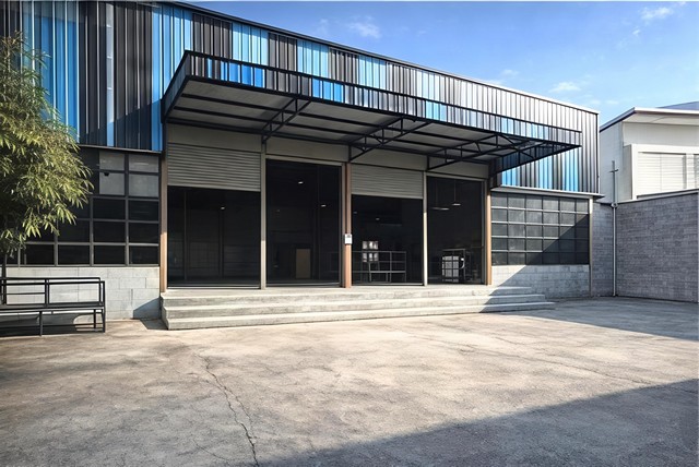 #ให้เช่าโกดังศรีราชาชลบุรี#ให้เช่าโกดัง/คลังสินค้า สำนักงาน 800ตรม. ???? ต.สุรศักดิ์ อ.ศรีราชา ชลบุรี????ค่าเช่า 38,000บาท/เดือน     •สัญญาประกัน 2 เดือน     •ล่วงหน้า 1 เดือน✅รายละเอียด:????พื้นที่ใช้สอยทั้งหมด 800 ตารางเมตร????พื้นที่สีเหลือง???????? ภายในมีออฟฟิศ  ????ห้องน้ำ2ห้อง???? ชั้นลอยพักอาศัย ????ระบบไฟฟ้า จ่ายกับการไฟฟ้า????น้ำประปา  จ่ายกับการประปา????จอดรถได้ประมาณ 10 คัน????ตู้คอนเทนเนอ