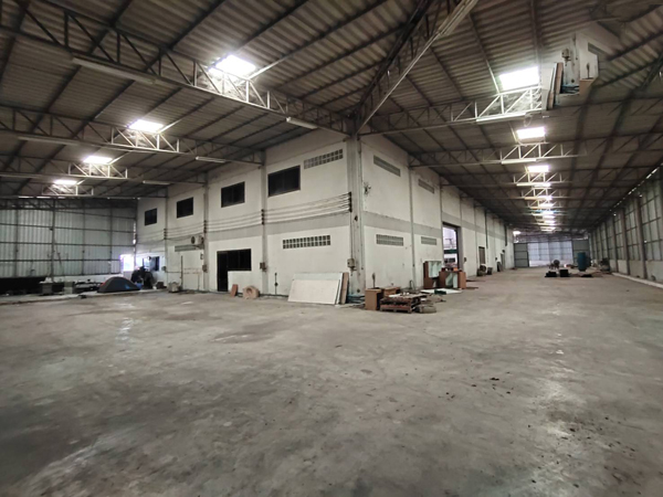 รายละเอียด  ให้เช่า โรงงาน -โกดัง เนื้อที่ 2ไร่ พื้นที่ใช้สอย 2,345 ตารางเมตร มีใบอนุญาต ร. ง 4  ( พื้นที่สีม่วง ) ไฟฟ้า 3 เฟส มีหม้อแปลงไฟฟ้า  160 KVA น้ำประปา พื้นรับน้ำหนักได้ 3 ตัน / ตร.ม ออฟฟิศ 3 ชั้น +ห้องน้ำ มีกล้อง CCTV ห้องพัก 5 ห้อง ห้องเก็บของ ห้องน้ำแยก ที่จอดรถ เหมาะเป็นโรงงานขนาดกลาง ศูนย์กลางแหล่งอุสาหกรรมสมุทรสาคร ศูนย์กระจายสินค้า ใกล้นิคมสมุทรสาคร โรงงาน-โกดังพร้อ
