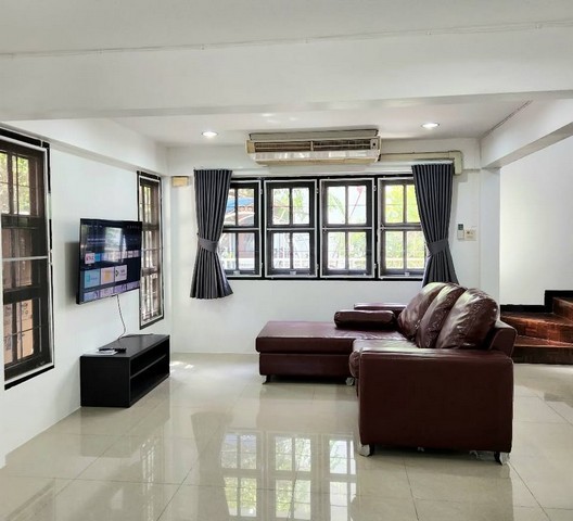 RHT2439ให้เช่าบ้านเดี่ยว หลังมุม ใกล้โรงเรียนนานาชาติรามคําแหงแอดเวน , แอสคอต กรุงเทพ , British Mandarin หมู่บ้านสัมมากร รามคำแหง112เนื้อที่  64 ตร.วา 2 ห้องนอน 3ห้องน้ำ  ที่จอดรถได้สูงสุด 3 คันสนใจติดต่อคุณเจี๊ยบ 092-851-6969Line:keti2522 ราคาเช่า 27,000/เดือน สัญญา 1 ปี  ชําระเงินล่วงหน้า 1 เดือน  เงินมัดจํา 2 เดือนถ. รามคำแหง 112แขวงสะพานสูง สะพานสูง กรุงเทพมหานคร 10240 รายละเอียดบ้าน• 2 ห้องนอน• 3 ห้องน้ํา• ห