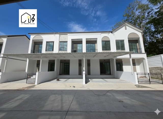 ให้เช่าทาวน์โฮมใหม่ 2ชั้น นิคมพัฒนา ซอย5 ระยอง พร้อมเฟอร์นิเจอร์ครบ  ราคาเช่า 16,000/เดือน  (เฟอร์นิเจอร์ครบ) ราคาเช่า 11,000/เดือน (ไม่มีเฟอร์นิเจอร์) 22 ตร.ว.2 ห้องนอน2 ห้องน้ำ1 ห้องโถง1 ห้องครัว1 ที่จอดรถเฟอร์นิเจอร์และเครื่องใช้ไฟฟ้า เตียงนอนพร้อมที่นอน 2 ห้องนอนตู้เสื้อผ้า แอร์3เครื่อง เครื่องทำน้ำอุ่น ชุดโซฟาโต๊ะทานอาหาร ต่อเติมครัว ผ้าม่านทั้งหลัง สถานที่ใกล้เคียง 