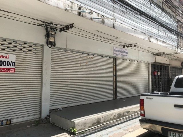 ให้เช่าอาคารพาณิชย์ 3 ชั้น 180 ตรม. สุขุมวิท 71 ปรีดีพนมยงค์ 26 ตกแต่งภายในเรียบร้อย พร้อมดำเนินกิจการ ใกล้ BTS พระโขนง *** ราคาเช่า 60,000 บาท/เดือน  ติดต่อ:: คุณชยา โทร/ID Line:: 0942823961   Link Line:: https://line.me/ti/p/3xFA1An8Kcรหัส# T25-922อาคารพาณิชย์ 3 ชั้น สุขุมวิท 71 ปรีดีพนมยงค์ 26ตกแต่งภายในเรียบร้อย พร้อมดำเนินกิจการได้ทันที ใกล้ BTS พระโขนง• พื้นที่ใช้สอยรวม 180 ตร.ม.• แบ่งกั้นห้องภายใน 3 ห้อง• มี ห้องเก็บของ (Storage)• �