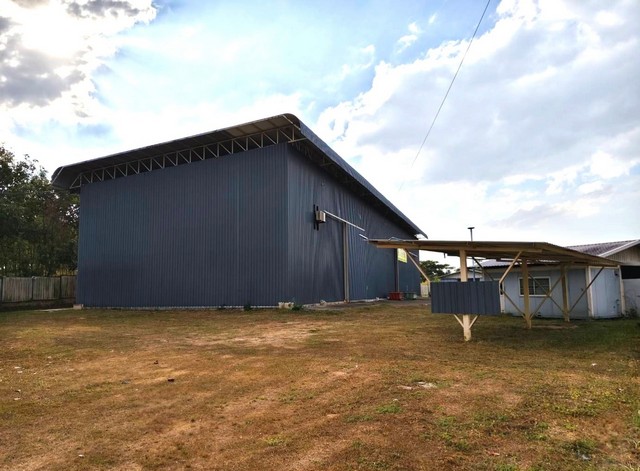 #ให้เช่าโรงงานบางละมุงชลบุรี#ให้เช่าโกดังพื้นที่ใช้สอยกว่า 1,000 ตารางเมตร(เดิมเคยทำเป็นโรงงานเชื่อมเหล็ก)????เขาไม้แก้ว บางละมุงชลบุรี????พื้นที่สีเหลือง✴️ขอรง. 4 ได้????ค่าเช่า 100,000 บาท/เดือน     -ประกัน 3 เดือน     -ล่วงหน้า 1 เดือน     -สัญญา 3 ปี✅รายละเอียด:????เนื้อที่ 3 ไร่ มีรั้วรอบขอบชิด????โกดังขนาด 1,000 ตารางเมตร???? มีเครน 5 ตันติดตั้งอยู่ตรงกลางอาคาร ????มีเสาสูง 12 ม. ด้านหน้า และ 8 ม.