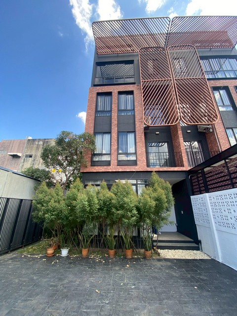 ให้เช่าทาวน์โฮม 3 ชั้นครึ่ง BRITLOFT เกษตร – นวมินทร์ ลาดปลาเค้า34 เกษตรนวมินทร์ เลียบทางด่วน*** ราคาเช่า 70,000 บาท/เดือน  ติดต่อ:: คุณชยา โทร/ID Line:: 0942823961   Link Line:: https://line.me/ti/p/3xFA1An8Kcรหัส# T25-941ทาวน์โฮม 3 ชั้นครึ่ง BRITLOFT เกษตร – นวมินทร์ ลาดปลาเค้า34 พื้นที่ใช้สอยประมาณ 300 ตารางเมตร3 ห้องนอน4 ห้องน้ำ1 ห้องอเนกประสงค์1 พื้นที่สำหรับครอบครัวที่จอดรถสำหรับ 2–3 คันหน้าบ้านกว้าง 8 เมตร พร้อมประตูรั้วอัตโน�