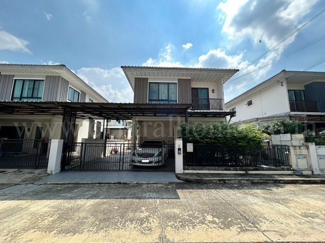 รหัสทรัพย์ : N0848บ้านแฝด โมดิ วิลล่า บางบัวทอง บ้านสวย พร้อมอยู่ที่ตั้ง :&nbsp;ซอยสามวัง ถนนกาญจนาภิเษก ตำบลบางบัวทอง&nbsp;อำเภอบางบัวทอง&nbsp;จังหวัดนนทบุรี 11110รายละเอียดทรัพย์&nbsp;- บ้านแฝด 2 ชั้น&nbsp;เนื้อที่ 41 ตารางวา พื้นที่ใช้สอย 142 ตารางเมตร- 3 ห้องนอน, 2 ห้องน้ำ, 1 ห้องรับแขก, 1 ห้องครัว, 2 ที่จอดรถ- หน้าบ้านหัน ทิศเหนือสิ่งอำนวยความสะดวกภายในโครงการ&nbsp;- ระบบรักษาความปลอดภัย รปภ. 2