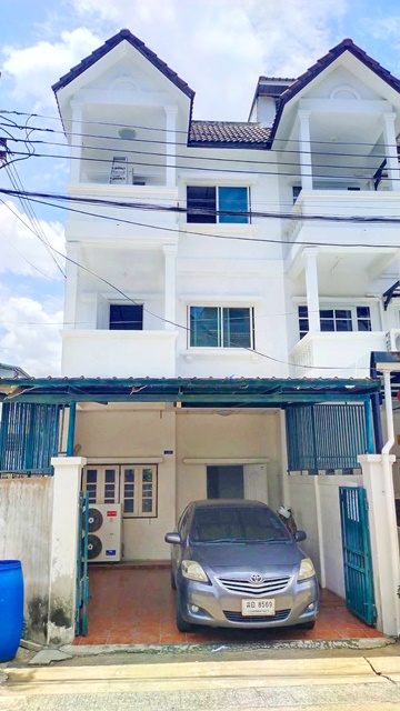 เจริญราษฎร์1-7 Central Plaza พระราม 3 1.8 กม. 4นอน โฮมโปรพระราม3 590ม. ทาวน์เฮ้าส์ขนาดใหญ่ 4 ชั้น  4น้ำ ฟังก์ชันครบ สาทร และสีลม 23,999-24,999 B-MCentral Plaza Rama 3 (1.8km).4 bed Charoen Rat 1-7 HomePro Rama 3 590m. Large 4-story townhouse,  4bathr fully functional. Sathorn and Silom area. 23,999-24,999 THB.พระราม3 เชื่อม สาทร และสีลมเจริญราษฎร์ แขวงบางโคล่ เขตบางคอแหลม กรุงเทพมหานคร 1012025 ตร.ว. 220 ตร.ม.25 sq.wa. (220 sq.m.)รายละเอียดตัวบ้าน4 ห้องนอน แอร์ 2ตัว4 ห้องน้ำห้องโถงขนาดใหญ่ ชั้นล่างห้องครัวแยกเป็นสัดส�