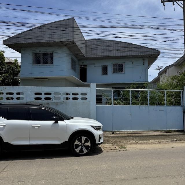  ให้เช่าโกดังราคาถูกมาก ย่านพระราม 2 พื้นที่ขนาดใหญ่ ใกล้ทางด่วน พร้อมที่พักอาศัยAgent คุณบัวโทร 0936464597LINE ID Bua093รายละเอียดทรัพย์ประเภท โกดัง คลังสินค้า พร้อมที่พักอาศัยพื้นที่ใช้สอยรวม 930 ตารางเมตรอาคาร 2 ชั้นห้องนอน 4 ห้องห้องน้ำ 12 ห้อง แยกเป็นสัดส่วน รองรับพนักงานจำนวนมากห้องโถงขนาดใหญ่ เหมาะจัดเก็บสินค้า หรือทำออฟฟิศพื้นที่แบ่งเป็นสัดส่วนชัดเจนมีรั้วรอบขอบช�