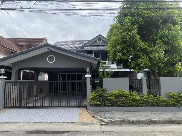 ให้เช่าบ้านเดี่ยว 2 ชั้น 60 ตรว. 3 ห้องนอน สัมมากร รามคำแหง 112 บ้านสวยร่มรื่น ตกแต่งเฟอร์พร้อมอยู่ *** ราคาเช่า 28,000 บาท/เดือนติดต่อ:: คุณชยา โทร/ID Line:: 0942823961   Link Line:: https://line.me/ti/p/3xFA1An8Kcรหัส# PR281บ้านเดี่ยว 2 ชั้น สัมมากร รามคำแหง 112 รีโนเวทใหม่ - ขนาด 60 ตารางวา- 3 ห้องนอน - 2 ห้องน้ำ- แอร์ 4 เครื่อง - 1 ห้องโถงรับแขก  - 1 ห้องครัว- จอดรถ 2 คัน- บ้านสวยร่มรื่น ตกแต่งเฟอร์พร้อมอยู่ทำเล- หน้าโครงการมีรถไฟฟ้าส