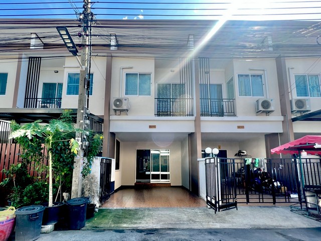 ขายทาวน์เฮ้าส์ เคซีคลัสเตอร์ รามอินทรา ไทยรามัญ เนื้อที่ 16 ตร.วา 3 ห้องนอน 2 ห้องน้ำ 2 ชั้น พร้อมอยู่ ใกล้ทางด่วนจตุโชติ วงแหวนรอบนอก สนามบินสุวรรณภูมิ เพียง 1.69 ล้านบาทที่ตั้ง หมู่บ้าน เคซี คลัสเตอร์ รามอินทรา (KC Cluster) ถนนไทยรามัญ แขวงสามวาตะวันตก เขตคลองสามวา กรุงเทพมหานคร 10510รายละเอียดทรัพย์- เนื้อที่ 16 ตรว. พื้นที่ใช้สอย 88 ตรม.- 3 ห้องนอน 2 ห้องน้ำ ห้องรับแขก โซนเตรียม�