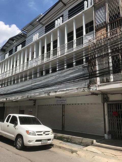 ให้เช่าอาคารพาณิชย์ 3 ชั้น ถนนสุขุมวิท 71 ซอยปรีดีพนมยงค์ 26 ตกแต่งภายในเรียบร้อย ใกล้ BTS พระโขนงราคาเช่า 60,000 บาท / เดือน ( สัญญาขั้นต่ำ 3 ปี )ที่ตั้ง ถนนสุขุมวิท 71 ซอยปรีดีพนมยงค์ 26 แขวงคลองตันเหนือ เขตวัฒนา กรุงเทพมหานครติดต่อ : คุณภัสพงณ์ 0634098164Line : binkem22https://www.facebook.com/profile.php?id=61581484955548พื้นที่ใช้สอย 180 ตารางเมตร จำนวน 3 ชั้น แบ่งกั้นห้องภายใน 3 ห้อง มีห้องน้ำแยกชาย–หญิงมีห้องเก็บของ (Storage) �