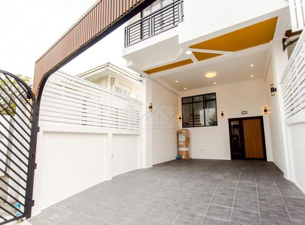 ขายทาวน์โฮม 3 ชั้น ย่านเลียบด่วน ถนนประดิษฐ์มนูธรรม 10 ซอยร่วมน้ำใจ 3 รีโนเวทใหม่ทั้งหลัง ใกล้ทางด่วน เพียง 100 เมตรราคาขาย 7,290,000 บาท ( Free โอน )ที่ตั้ง ถนนประดิษฐ์มนูธรรม 10 ซอยร่วมน้ำใจ 3 แขวงคลองเจ้าคุณสิงห์ เขตวังทองหลาง กรุงเทพมหานคร 10310ติดต่อ : คุณภัสพงณ์ 0634098164Line : binkem22https://www.facebook.com/profile.php?id=61581484955548เนื้อที่ 28 ตารางวา จำนวน 3 ชั้น 4 ห้องนอน 4 ห้องน้ำ จอดรถ 3.- คันมี 1 ห้องโถง 1 ชั้นลอย 1 ห้องคร�