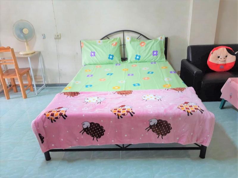 ขาย / ให้เช่า เอื้อประชาคอนโดทาวน์  เขตลาดพร้าว จังหวัดกรุงเทพมหานคร ที่ตั้ง : ซ. นาคนิวาส 48 แยก 18 ถนนนาคนิวาส (ซอยลาดพร้าว 71) แขวงลาดพร้าว เขตลาดพร้าว กทม. 10230ขนาดพื้นที่ใช้สอย : 30 ตรมรายละเอียดอาคาร 9 ห้อง 28/56 ชั้น 3 (อาคาร 5 ชั้น)ระเบียงหัน ทิศเหนือ ลมดี ไม่ร้อน อากาศถ่ายเท- 1 ห้องนอน - 1 ห้องน้ำเฟอร์นิเจอร์และเครื่องใช้ไฟฟ้า (ใหม่)-เตียงนอนขนาด 5 ฟุต พร้อมผ้าปูนาโน-ตู้เสื้อ�