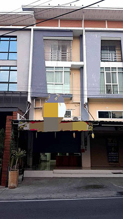 ขาย อาคารพาณิชย์ทำเลดี  เจ็ดยอด ,ใกล้ห้างเมญ่า 2km.ขายราคาต่ำกว่าตลาด เพียง 5.6 ลบ. โอนคนครึ่ง ทำเลดีติดถนน มีที่จอดรถ มีสวนสาธารณะข้างบ้านเดินทางไม่เกิน15นาทีถึงสนามบินตึก4ชั้น พร้อมอยู่4ห้องนอน 4ห้องน้ำ ที่ดิน 20.4ตรว. พื้นที่ใช้สอย 200 ตรม.ต.ช้างเผือก อ.เมือง เชียงมี แอร์ เครื่องทำน้ำอุ่น1ไมโครเวฟ1 ตู้เย็น 